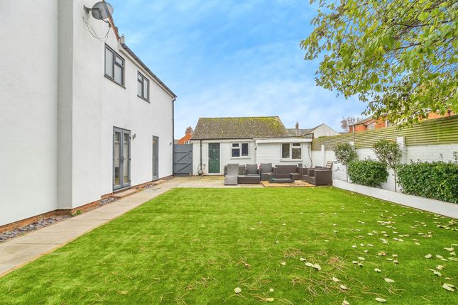 4, Castle Meadow Close, Newport Pagnell photo 2