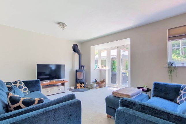 18, Hawthorn Lane, Cleckheaton photo 3