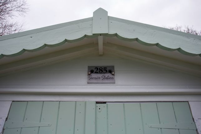 Beach Hut 285, Golf Road, Felixstowe photo 5