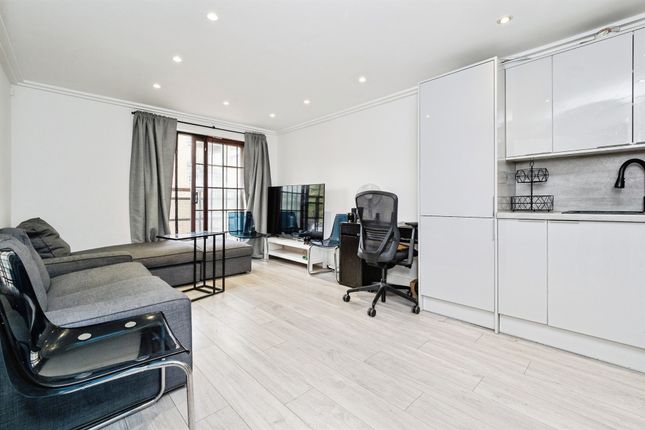 2-bed flat on Flat 117, Hewetts Quay, 26-32, Abbey Road, Barking, £300,000
