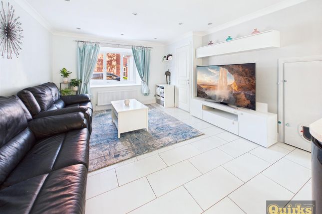14, Niven Close, Wickford photo 3