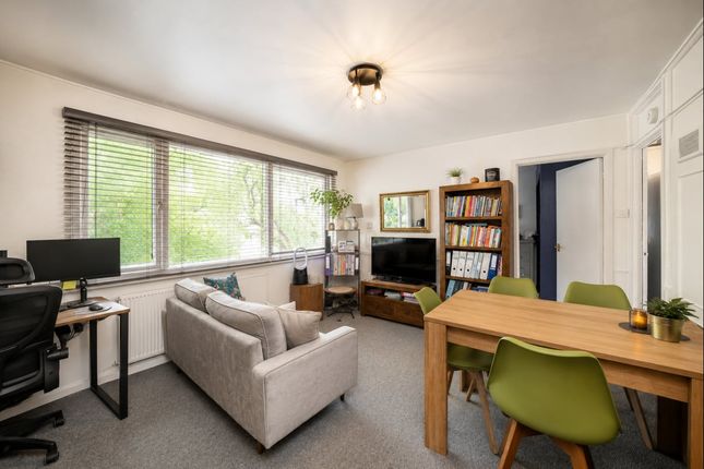 1-bed flat on 111 Livingstone Walk, Hemel Hempstead, £175,000