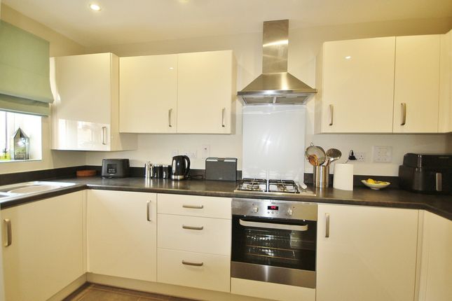 13, Masons Grove, North Leigh photo 2