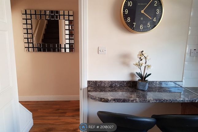 Flat to rent in Harriet House, London