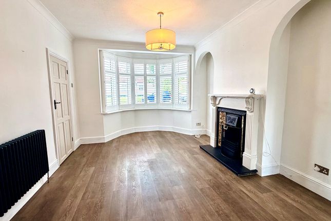 24, Buckhurst Hill photo 2