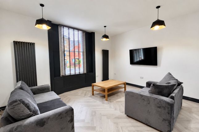 4-bed flat on Sandyford Jesmond Newcastle Upon Tyne, £2,946/mo