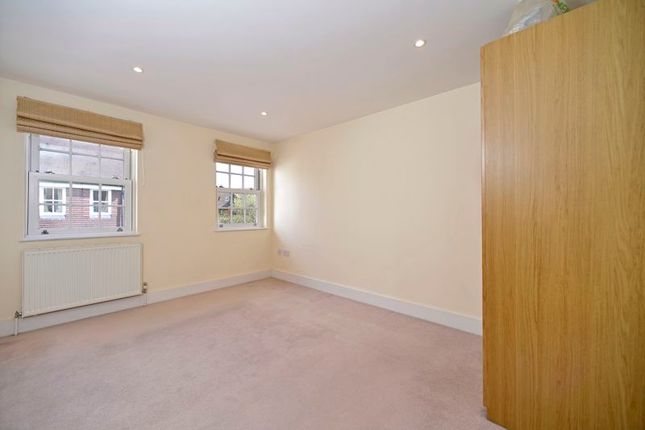 Flat to rent in Penstock Mews, Godalming