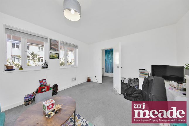 10, Gibson Close, Stepney Green, London photo 4