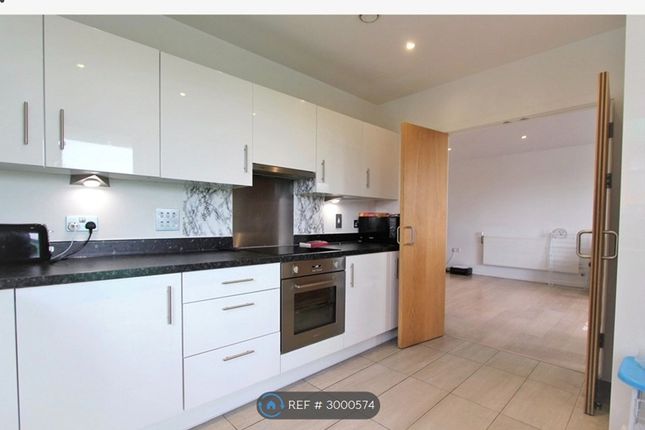 Flat, Best House Matthews Close, Wembley photo 3