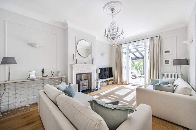 Flat for sale in Minster Road, London