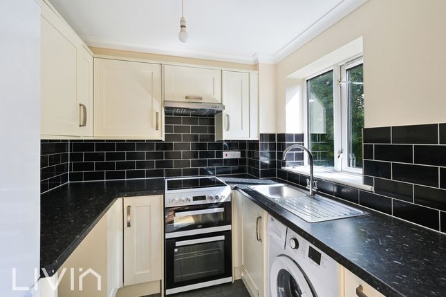 33 Muggeridge Close, South Croydon photo 4