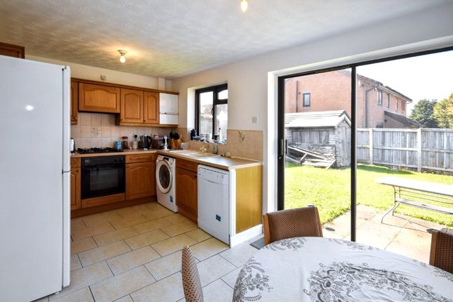 67, Parkinson Close, West Yorkshire photo 3