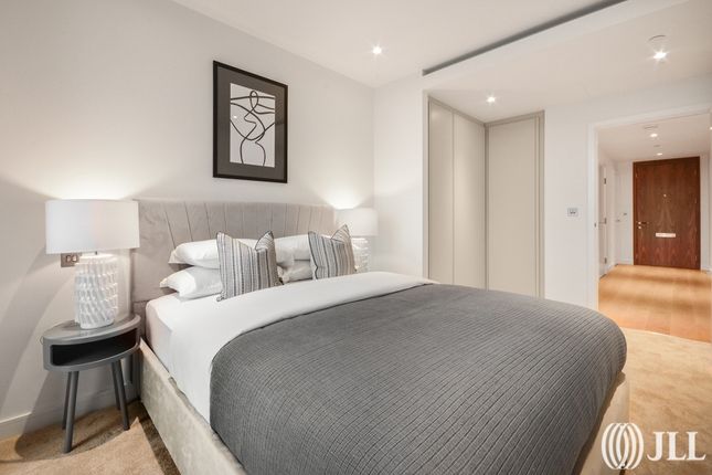 Flat to rent in South Quay Square, London