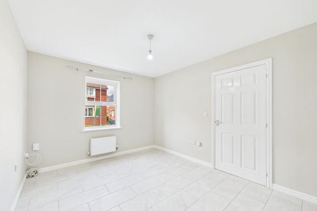 6, Barkston Heath, Quedgeley photo 2