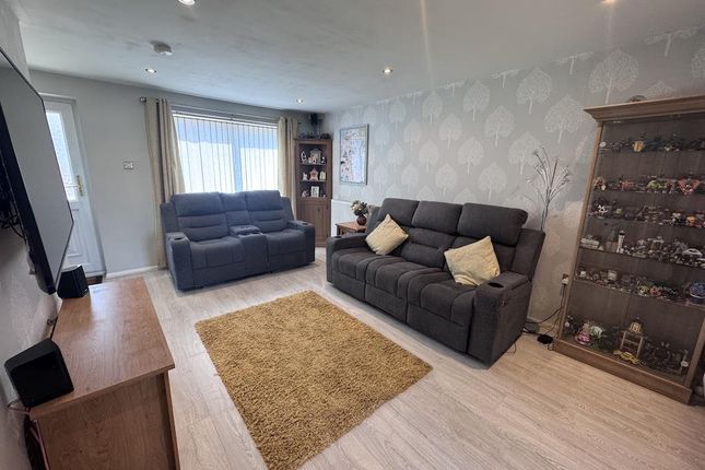 30, Payne Close, Crawley photo 3