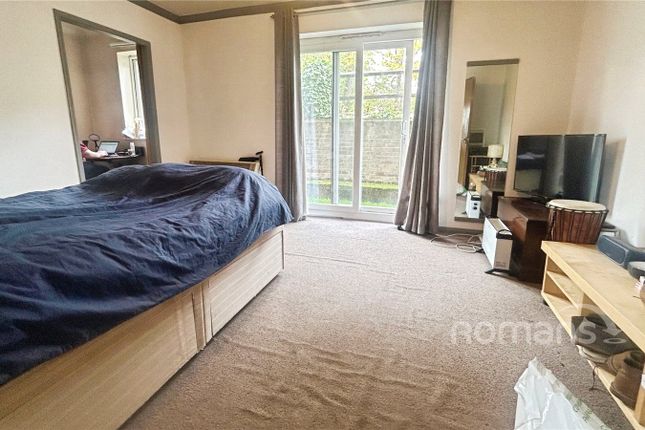 26, Betjeman Court, Yiewsley photo 2