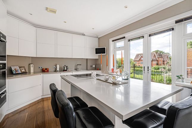 Flat 5, Beechwood Hall,, Eyhurst Park, Kingswood photo 3