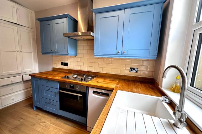 24, Heatherfield Crescent, Huddersfield photo 5