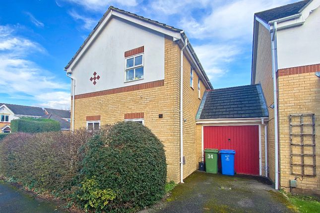 Link-detached house to rent in Richmond Close, Farnborough