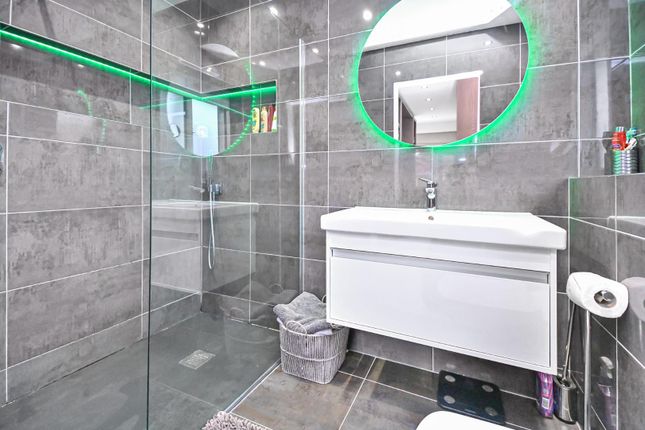 1 Woodstock Drive En-Suite.Jpg