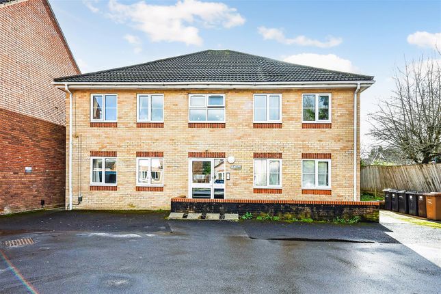 Flat for sale in Lynwood Drive, Andover