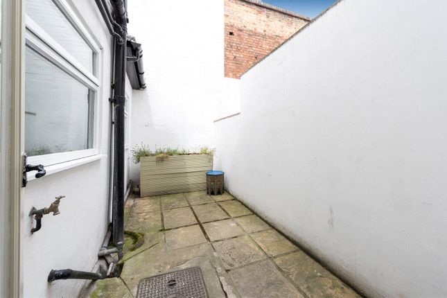 End terrace house for sale in Snarsgate Street, London