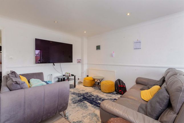 10, Sandringham Court, Slough photo 3