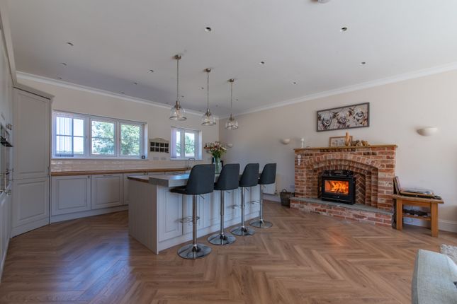 The White House,, Ridings Farm, Thatcham photo 4
