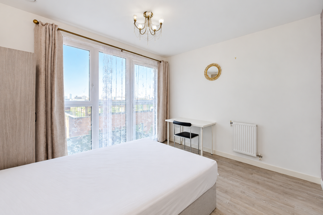 Flat 145, Chamberlain Court, London photo 4