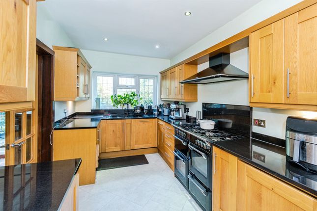 22, Bassett Dale, Southampton photo 4