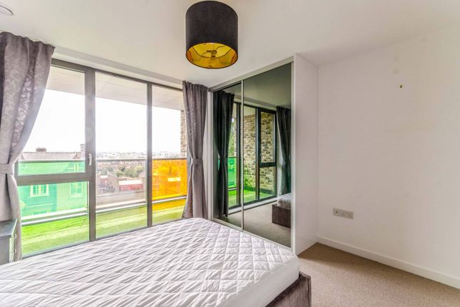 Flat to rent in The Highway, Tower Hamlets, London