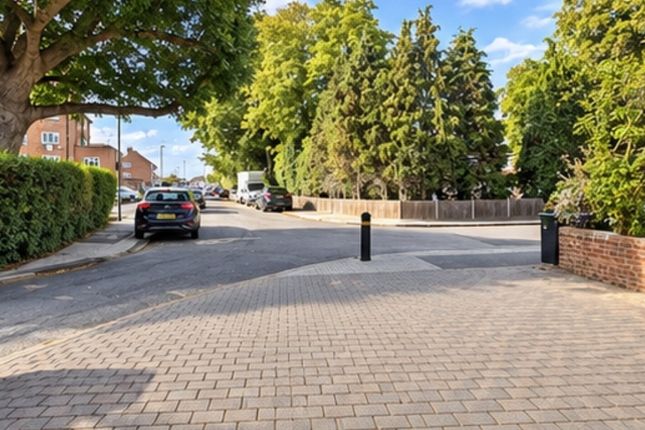 21, Green Avenue, Greater London photo 5
