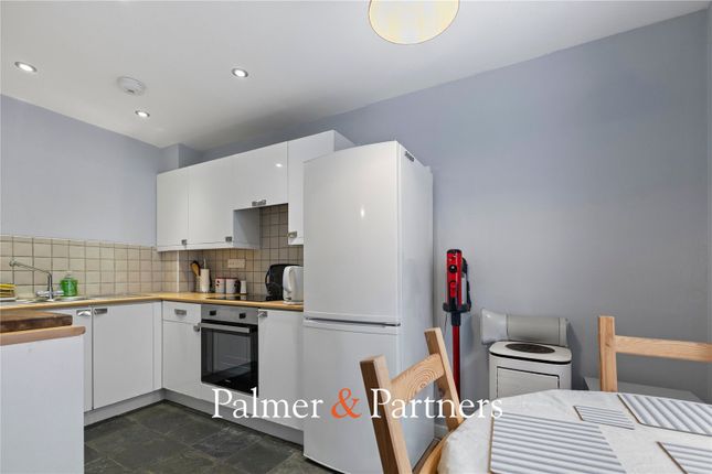 23, Hollytree Court, Colchester photo 4