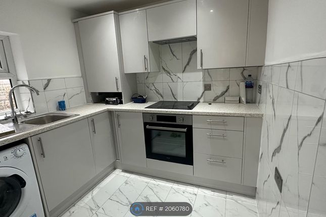 Flat to rent in Upper Tooting Road, London