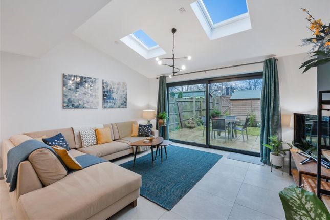 4, Hunters Close, Epsom photo 3