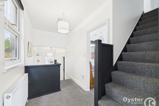 Flat B, 12 Buckingham Road, London photo 5