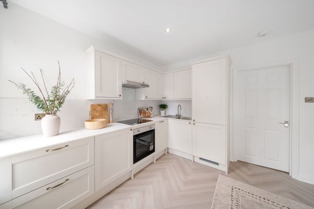 128,Flat C, Earlsfield Road, London photo 3