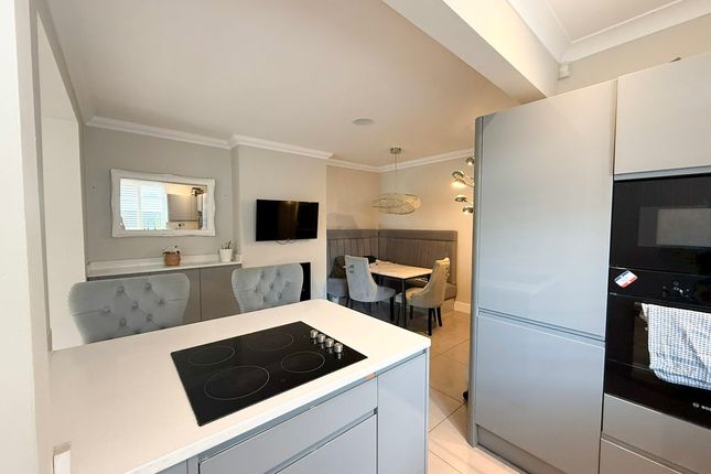 25, Wincrofts Drive, London photo 2