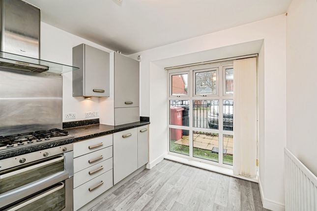 8, Dariel Close, Slough photo 2