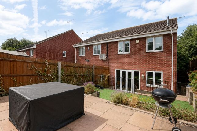 8, Dudley Close, Colchester photo 2