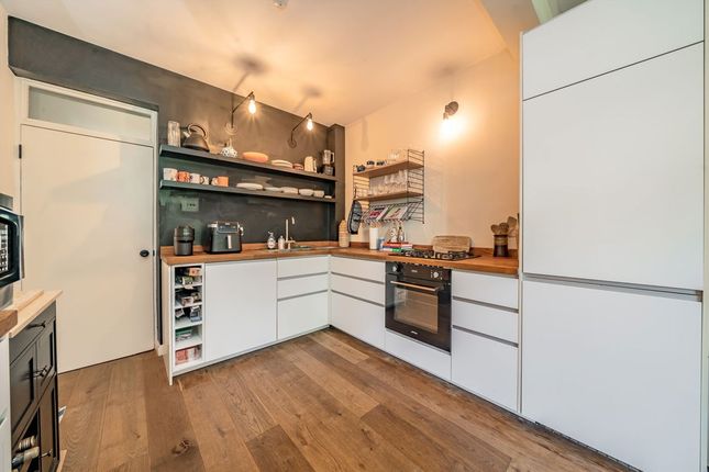 Flat 2, 55, Navarino Road, London photo 4