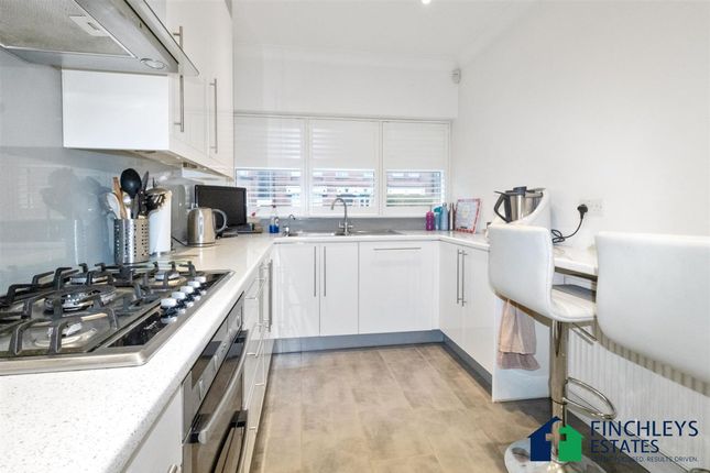 2c Dale Grove, London photo 4