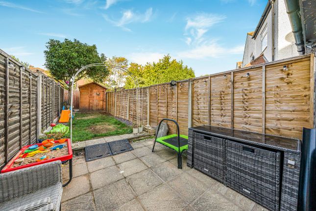 25, Upper Halliford Road, Shepperton photo 4