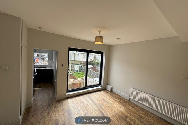 Flat to rent in Oval Road, Croydon