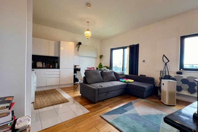 Flat 12, Stoke Newington Road, London photo 2