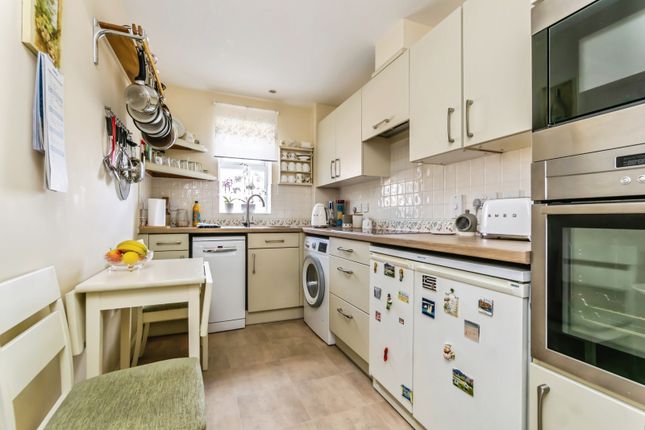 27, Eothen Close, Surrey photo 3