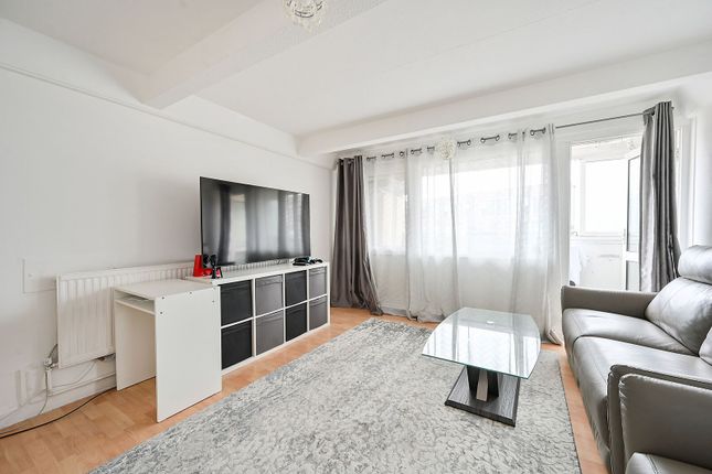 2-bed flat on Trinity Way, East Acton, £220,000