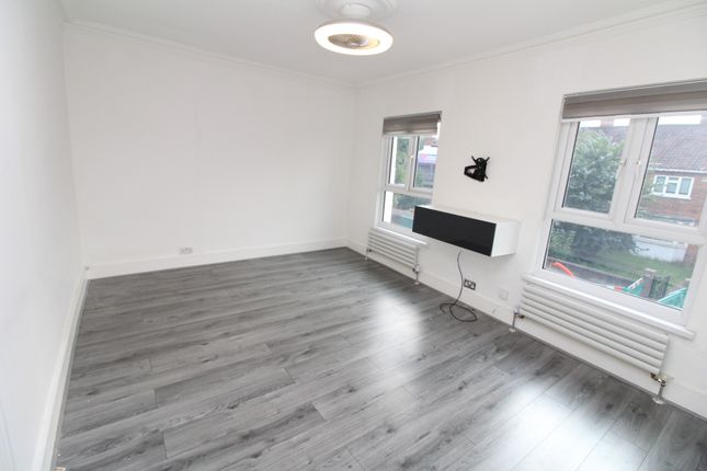 Thumbnail Flat to rent in Evelina Road, Nunhead