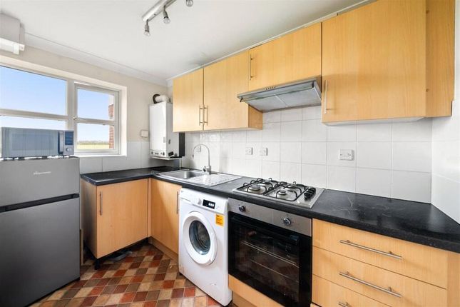 34, David Close, Greater London photo 4