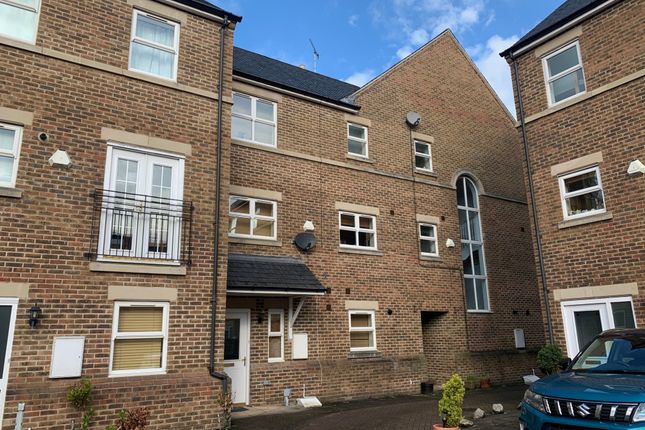 Thumbnail Town house to rent in Carisbrooke Road, Leeds, West Yorkshire